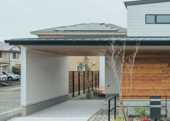 雨の日も乗り降りラクラク 大きな軒の駐車スペース