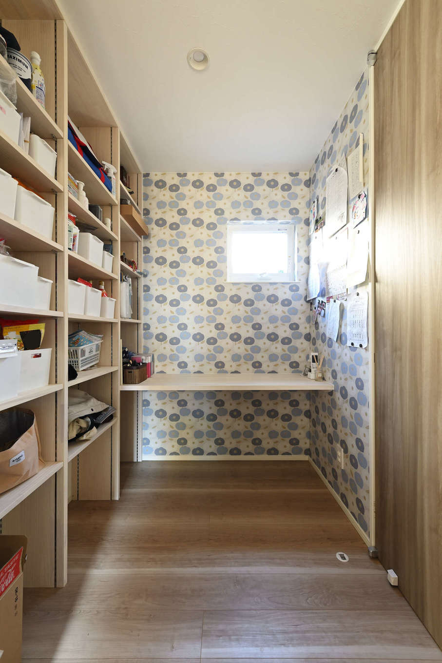 トーリンホーム【デザイン住宅、子育て、間取り】キッチンのサイドに設けたママ・スペースは収納棚とカウンター付き。北欧風のクロスでオシャレに演出。すぐ隣にはファミリークローゼットがある。「いずれはカウンターでミシンを使って裁縫を楽しみたいです」と奥さま