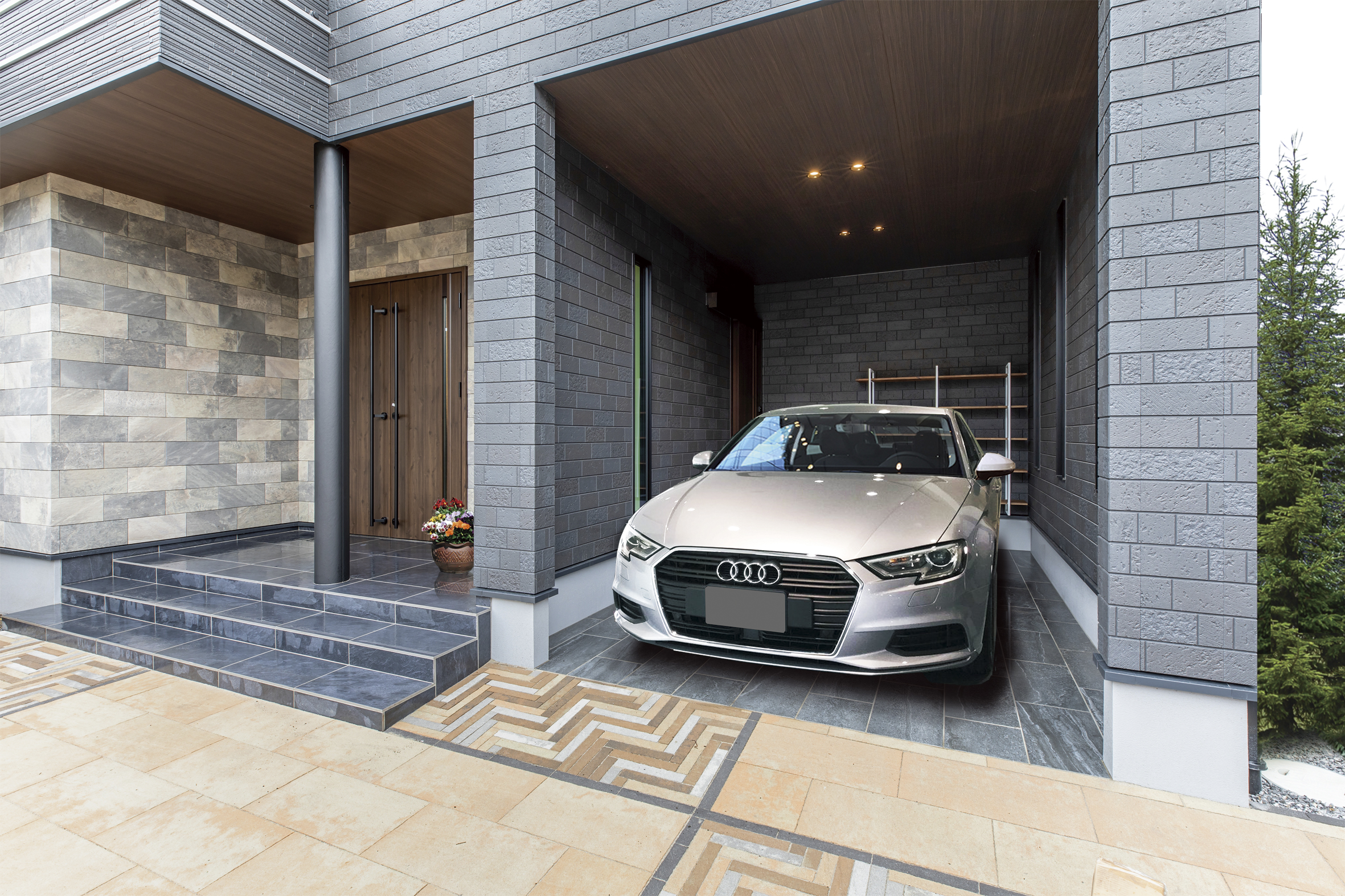 コンチネンタルホーム｜住居と一体化したインナーガレージ。雨の日でも濡れることなく車の出し入れが可能で便利である。