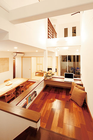 住宅工房 アリアンス【デザイン住宅、自然素材、間取り】家族の視線が集まりやすい場所に設置さ れたキッズコーナー。スキップさせて、キッチンに立つ奥さまと同じ目線になる。下部の収納も十分な容量を備えている