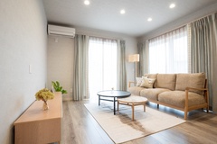 明るい自然光が差し込むリビング。シンプルでモダンなインテリアが心地よい空間を演出している。