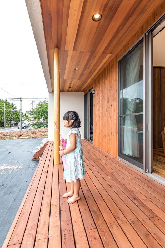 KOUBOU STYLE 建築工房相良（FPの家）【デザイン住宅、収納力、平屋】大きなウッドデッキは、昼間は子どもの遊び場。夜、子どもたちが寝静まった後は、夫婦でミニバーベキューを楽しむ大人の空間に。双子の長男と次女が大きくなった時には、家族でバーベキューを楽しむ予定