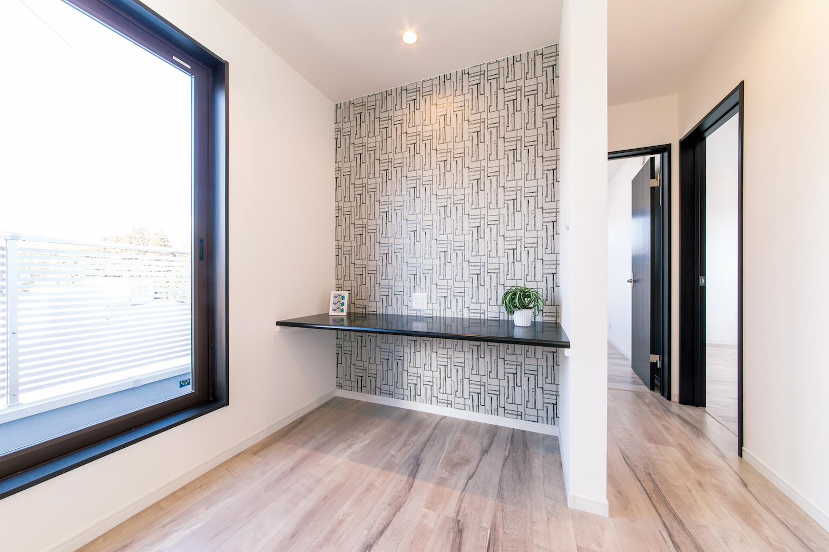 irohaco （アヴァンス）【1000万円台、デザイン住宅、省エネ】2階のホールには、ご主人の書斎や奥さまの家事スペース、子どもの勉強にも活用できるカウンターを設えた。左の掃き出し窓から富士山も眺められる