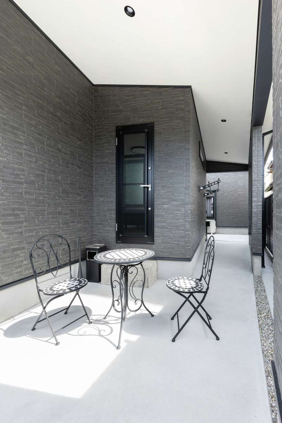 サンワ開発【デザイン住宅、収納力、ガレージ】寝室からそのままつながるピロティは、リラックスタイムにピッタリ。軒に守られているので、洗濯物も雨に濡れずに済む