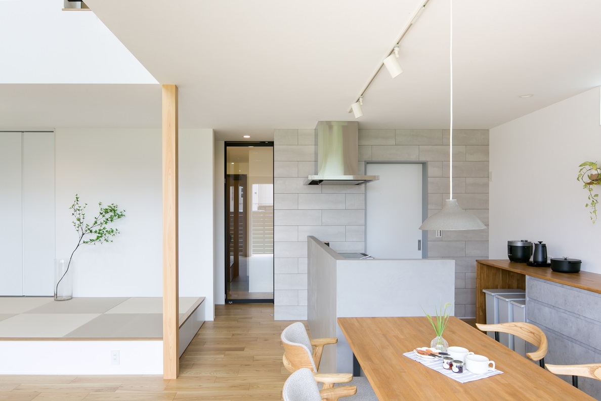 シンプル｜LDK入口には、全面ガラスの建具を採用。
かっこいい雰囲気を演出してくれるだけではなく、
暗くなりやすい玄関に、南側からの光を取り入れることができる万能な建具。