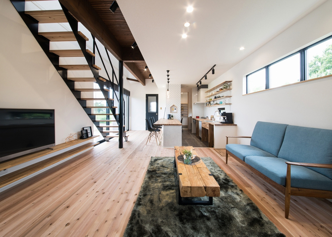 鉄骨のリビング階段があるLDK