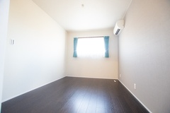 シンプルで快適な居室。明るい自然光が差し込みます。