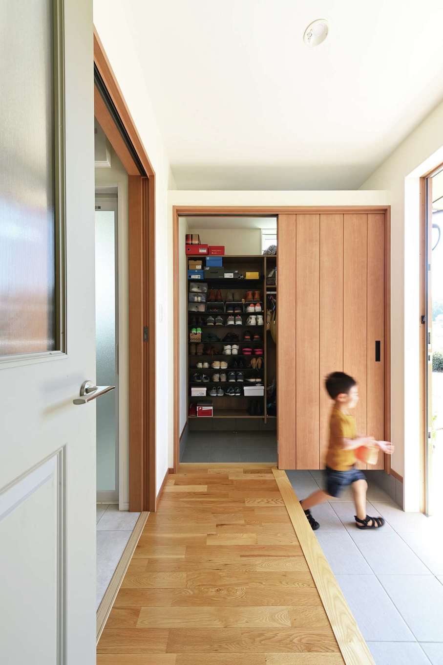 Yamaguchi Design 【間取り、平屋、スキップフロア】玄関の土間収納は容量たっぷり 
