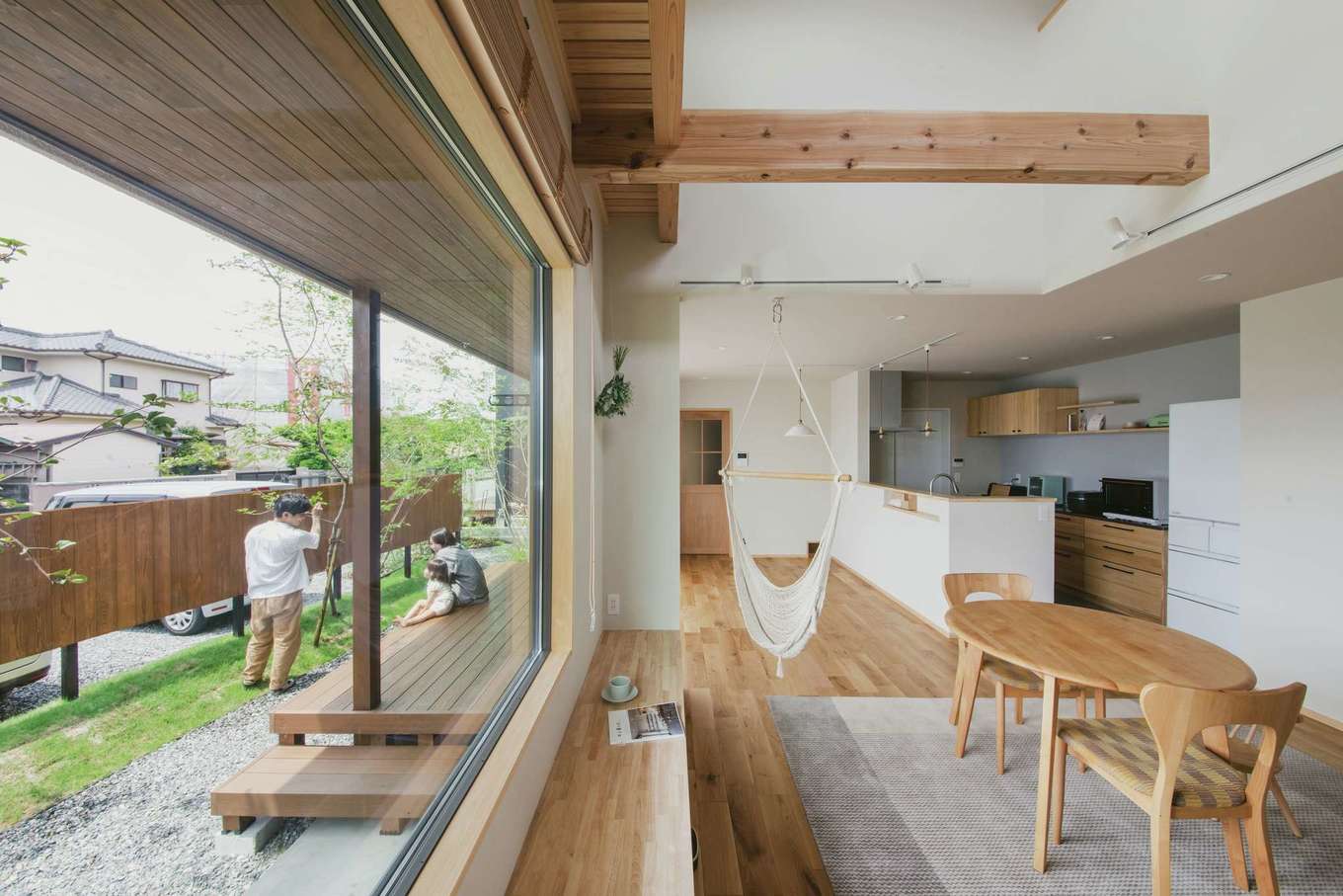 フジモクの家（富士木材）【デザイン住宅、自然素材、間取り】無垢と珪藻土に包まれた空間は、庭とのつながりも自然。深い軒に守られたウッドデッキが内と外の境界をあいまいにし、一体感を深めている