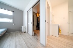 主寝室の隣には3畳のウォークインクローゼットを設けてあり、主寝室と廊下のどちらからもアクセスできるため、洗濯物をしまうのに便利です。