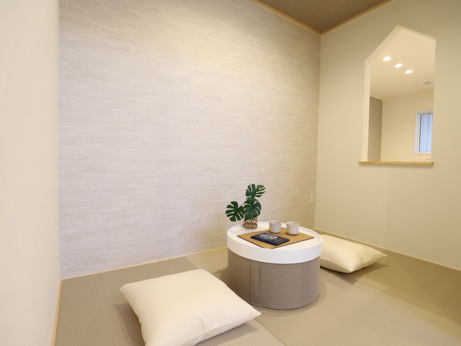 ヘスタホーム｜落ち着いた雰囲気の和室。小さな除き窓はキッチンとつながっており、料理をしながらも家族とつながることができる。