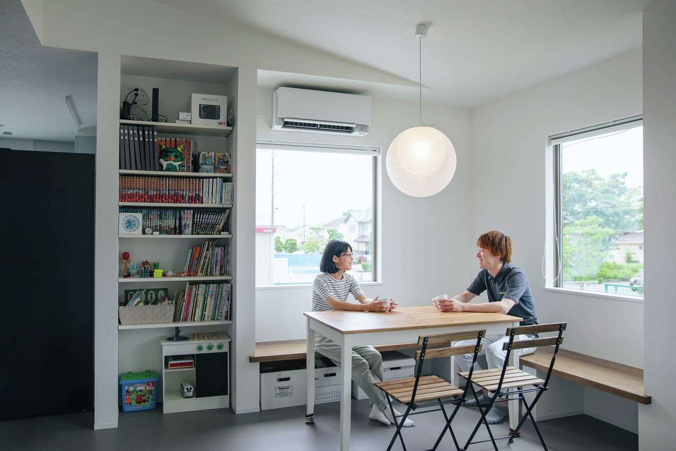 Yamaguchi Design 掛川店（アイフルホーム 掛川店）【デザイン住宅、間取り、平屋】リビングの東と南に景色を切り取るFIX窓を設置して、L字型のベンチを造作しました。さんさんと降り注ぐ朝陽の中で、おいしい朝食を楽しめる