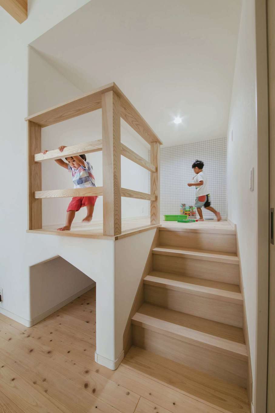 子育て安心住宅 Design Craft Office【デザイン住宅、子育て、平屋】スキップフロアは上をキッズコーナーに、下を収納に利用