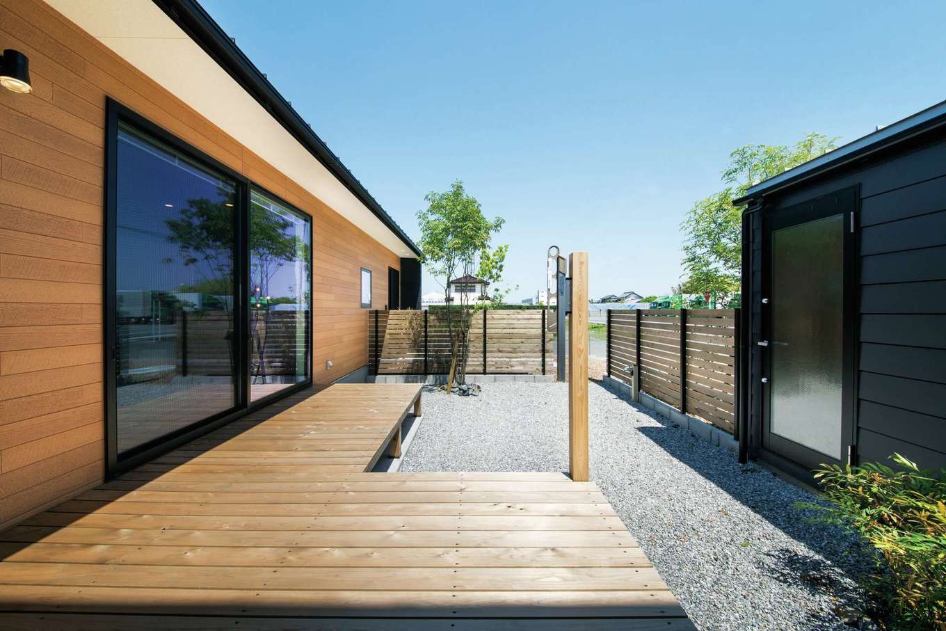住たくeco工房【1000万円台、平屋、ガレージ】LDKの前には広いウッドデッキが広がる