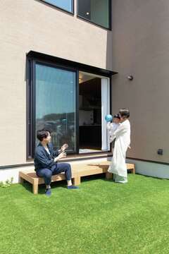 庭のある暮らしに憧れていたSさん夫妻。人工芝を敷き、BBQや子どもプールを楽しむ