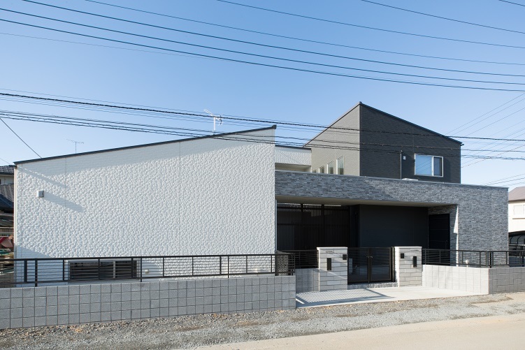 パナソニックビルダーズグループ　エステート住宅産業｜親世帯は勾配のある平屋。子世帯は吹き抜けのある2階建て。異なるスタイルの家を中庭で繋ぎ、程よい距離感を確保した2世帯住宅