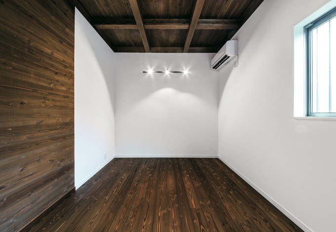 ご主人がDVD鑑賞を楽しむ趣味部屋。北側でも壁が白いので暗さは気にならない