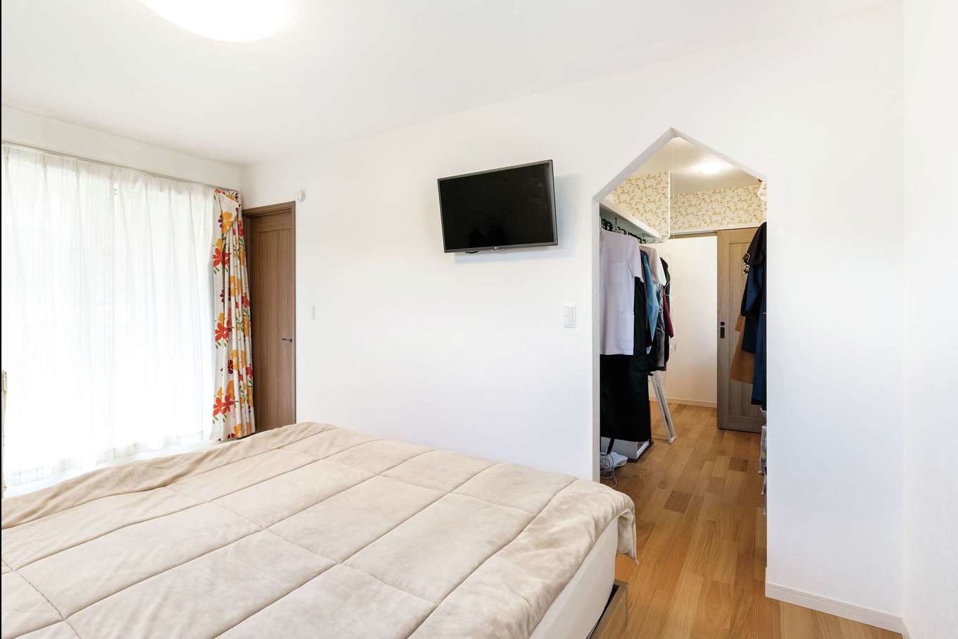 イーホーム【デザイン住宅、子育て、間取り】寝室のウォークインクローゼットは廊下側にも通じている