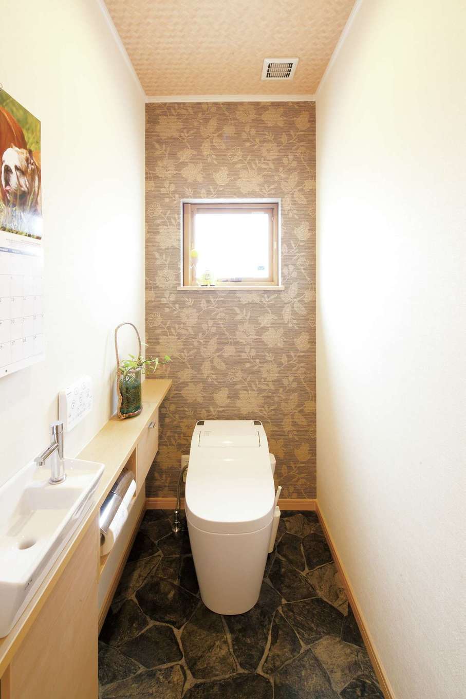静鉄ホームズ【二世帯住宅、省エネ、間取り】トイレはおばあさまの部屋の近くに配置。インテリアコーディネーターと相談して、シックな仕上がりに