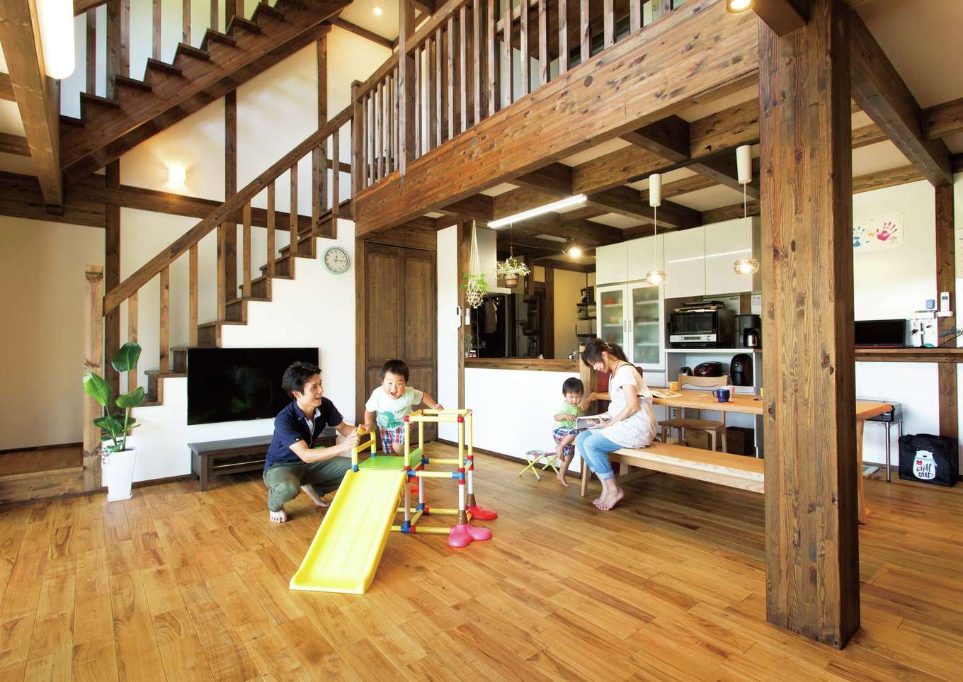 サイエンスホーム【デザイン住宅、自然素材、間取り】ヒノキの香りに癒される吹抜けのリビングに家族が自然に集まってくる。スリッパを履くのがもったいないほど心地いい無垢の床の経年変化も楽しみ