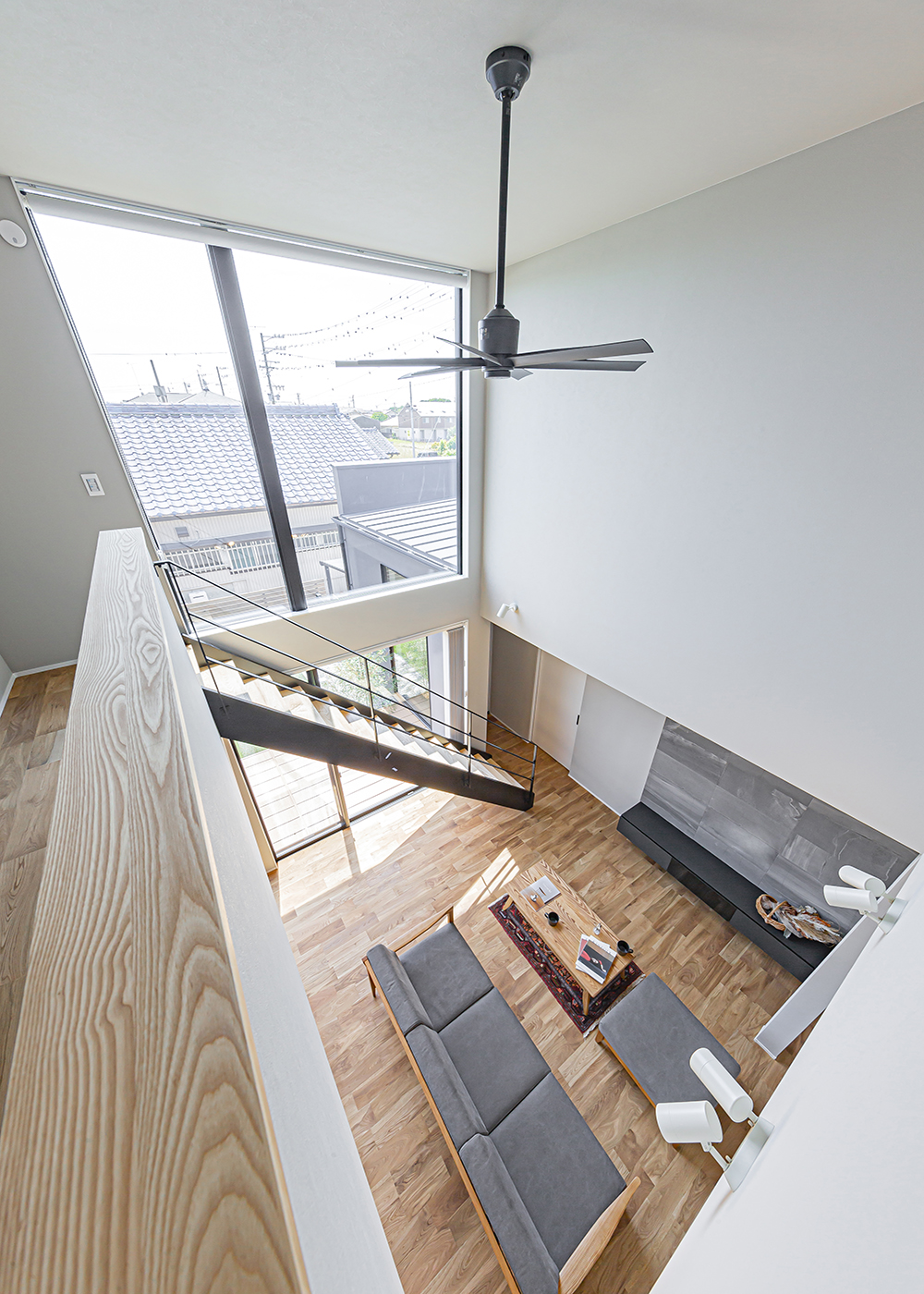 ARRCH アーチ【間取り、ペット、建築家】庭に面して大開口を設けたことで開放感が倍増した吹き抜け空間。吹き抜けが上下階をつなぎ、2階にいる子どもに声をかけることもできる
