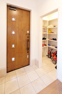 大容量のシューズインクローゼット。 あえて扉を付けないことで、日常使いが便利に