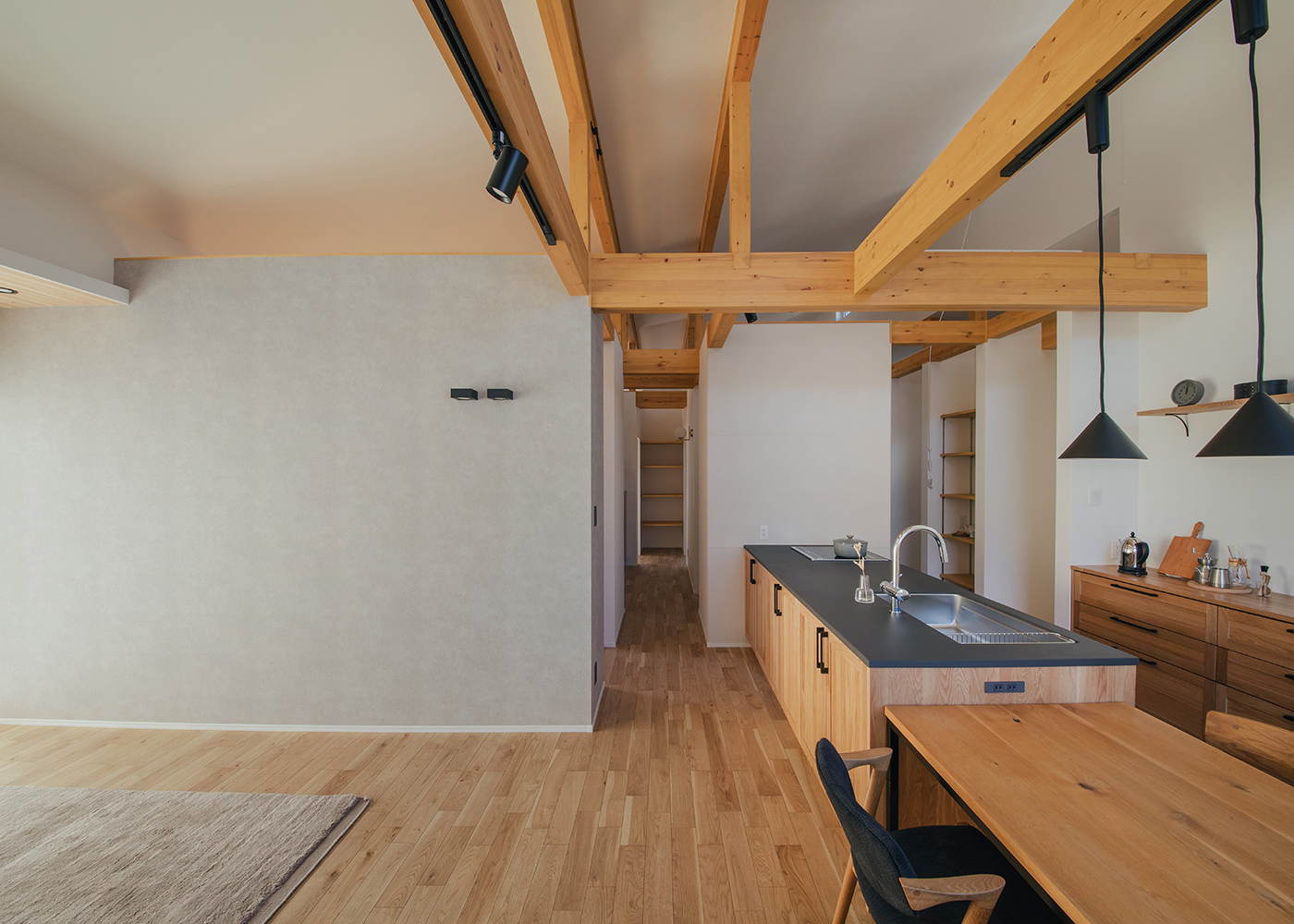 ainoa.life くらはし建築【省エネ、平屋、収納力】家じゅうが回遊できるので、どこにでもアクセスしやすい家事ラク動線が嬉しい