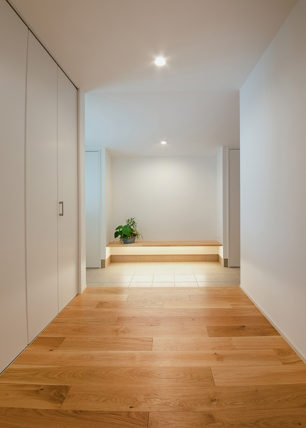 小幡建設【デザイン住宅、収納力、趣味】玄関ホールのベンチを間接照明で演出