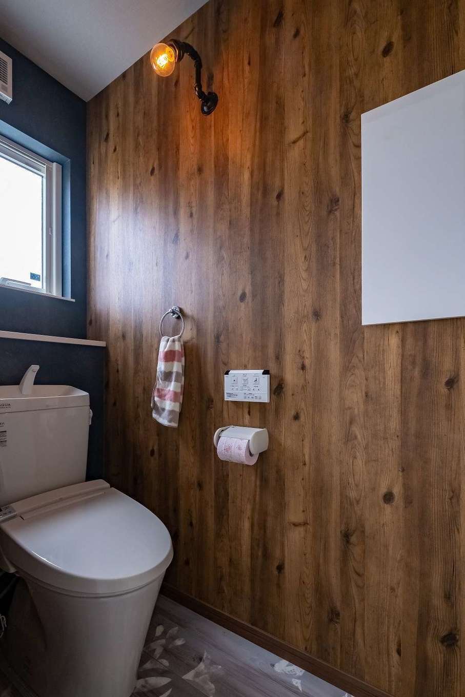 イデキョウホーム【デザイン住宅、省エネ、間取り】シックな印象のトイレ