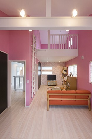 寝室は奥さまの好きなピンク系で統一。奥の窓は吹き抜けにつながり、階下の気配を感じることができる