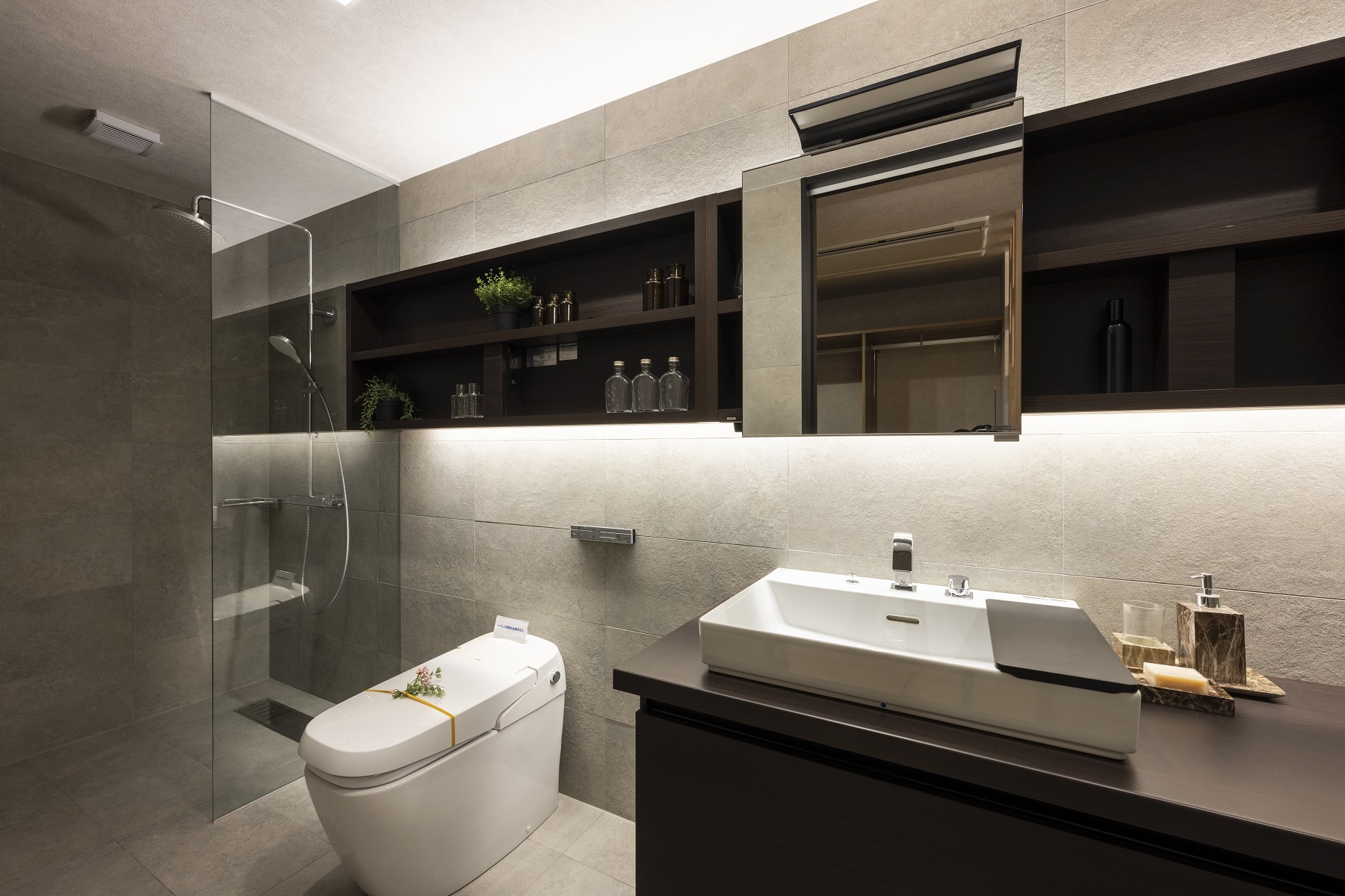 日本ハウスホールディングス 岐阜｜洗練されたデザインのトイレ。モダンな収納と洗面スペースが一体になっており、効率的なレイアウトが特徴的。