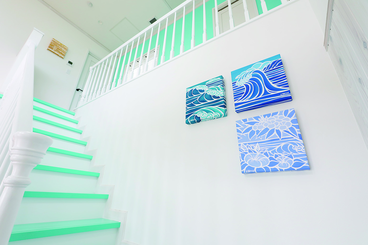 ジェネラルアメリカンホーム【デザイン住宅、趣味、ガレージ】内装のアクセントカラーはティファニーブルー。ハワイをテーマに現地の作家のイラストを飾っている