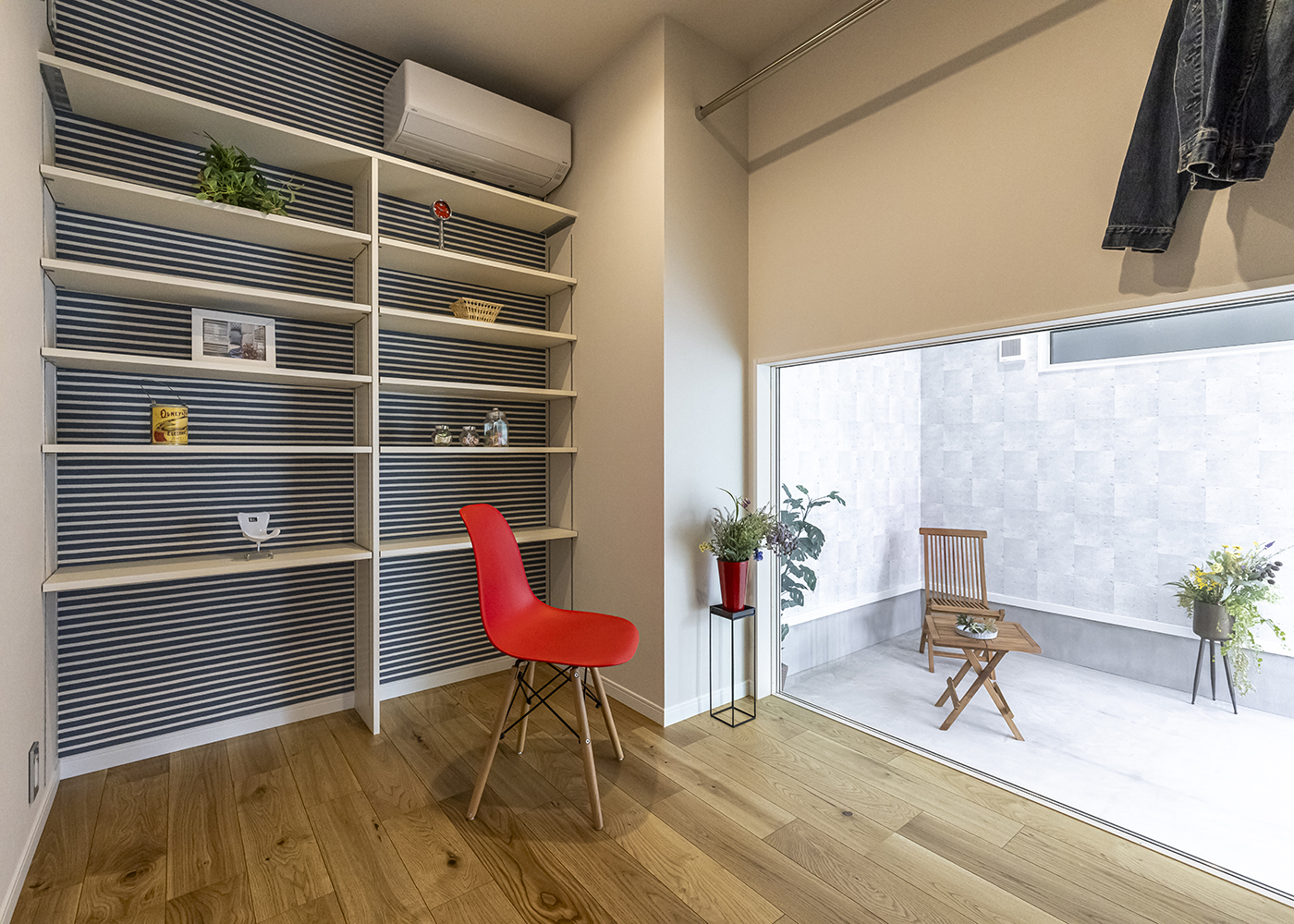 カナメクラフト（かなめ創建）【自然素材、建築家、平屋】ビルトインガレージに面したご主人の趣味部屋も、愛車を眺めながら過ごせる場所。大好きなサッカーチームのユニフォームなどを飾っている
