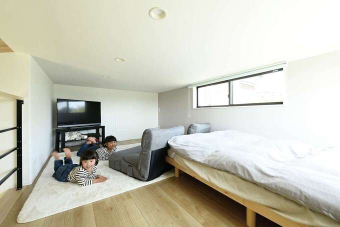 LDKとオープンに繋がる小屋裏スペースは、現在奥さまの寝室や、家族のプレイルームとして利用中。階下にいる家族と会話もできる