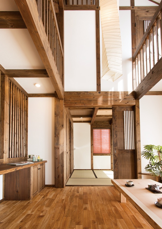 サイエンスホーム【デザイン住宅、和風、自然素材】高い天井を活かした吹抜けのリビングは『サイエンスホーム』ならでは。これほどの大空間でも、外張り断熱で家中の温度差がなく年中快適に過ごせる