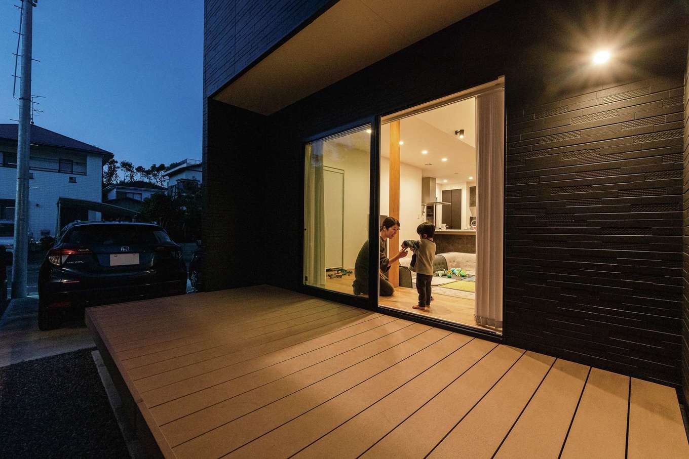三和建設【子育て、収納力、間取り】大開口の掃き出し窓でリビングとつながるウッドデッキ。床の高さをそろえてあるため、セカンドリビング的に活用できる。夏は子ども用のプールを置いて水遊びを楽しむ予定だそう