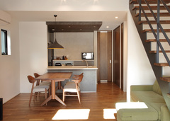 キッチンは人気の対面式。折り下げ天井を採用し、空間にメリハリを持たせつつカフェのようなおしゃれ感を演出した。キッチンからリビング全体を見渡せるので、料理中に子どもを見守れるのもポイント