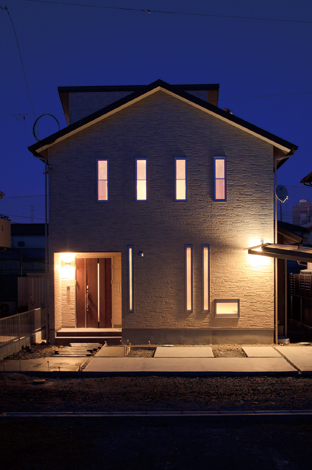 4つ並んだ窓が小気味いいリズム。 通り側は閉じ、視線に配慮した