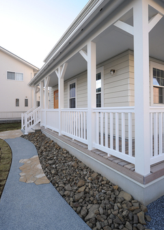 オリジナリティ豊かなかわいらしいポーチ。建物の雰囲気に合った外構計画も、『アイディートゥー 一級建築士事務所』がトータルにプロデュースする