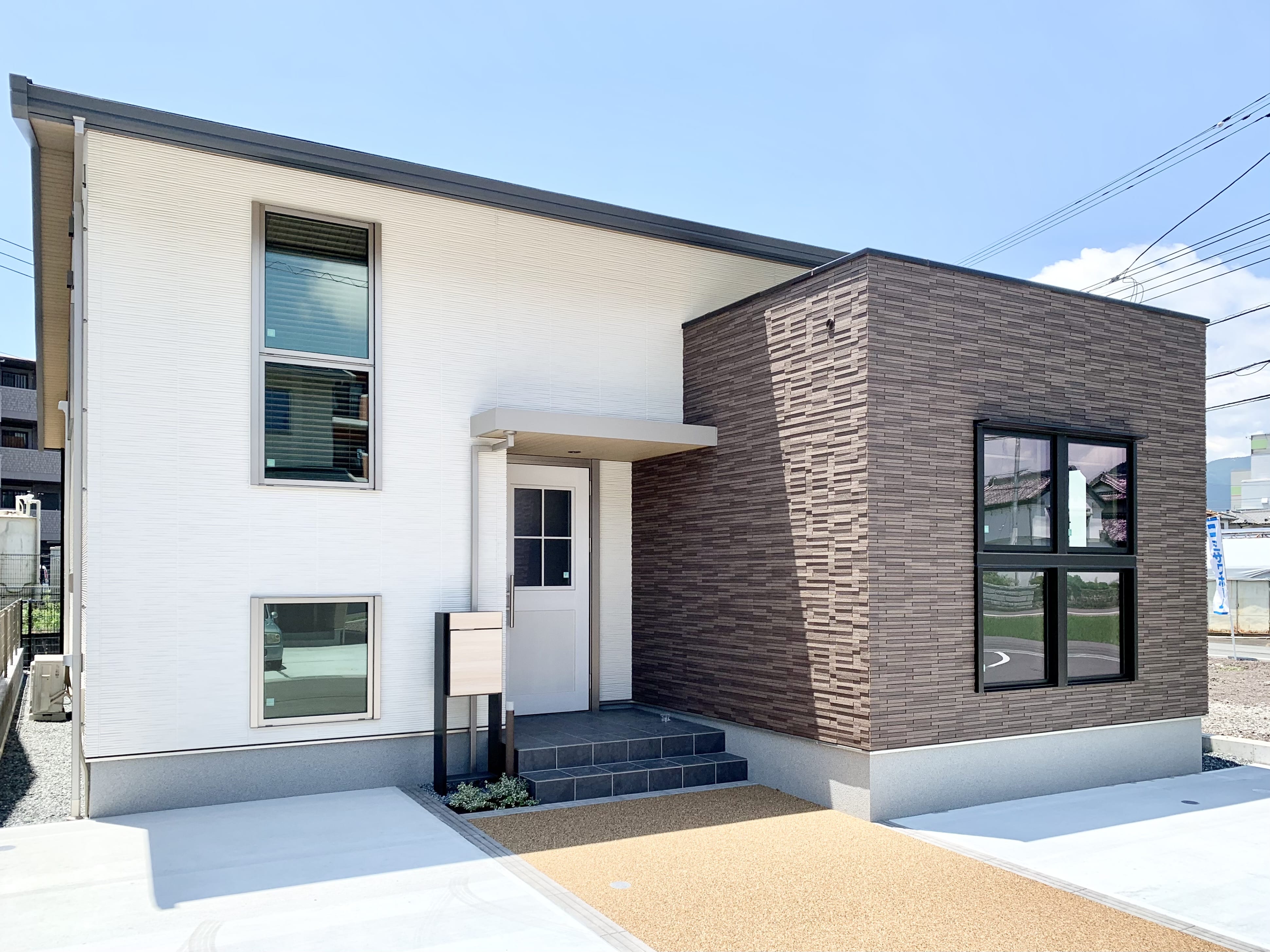 ミサワホーム静岡【収納力、平屋、スキップフロア】柔らかな印象を与える櫛引（くしびき）調意匠のホワイトに、ブラウンのアクセントタイルが映える、高級感あふれる外観