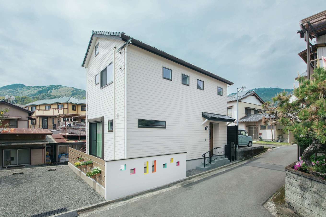 ハートホーム【デザイン住宅、子育て、間取り】ナチュラルな雰囲気の外観。外壁の一部を、長男が自室のロフトに用いたのと同じカラフルな色でペイントし、内外装をトータルでコーディネート