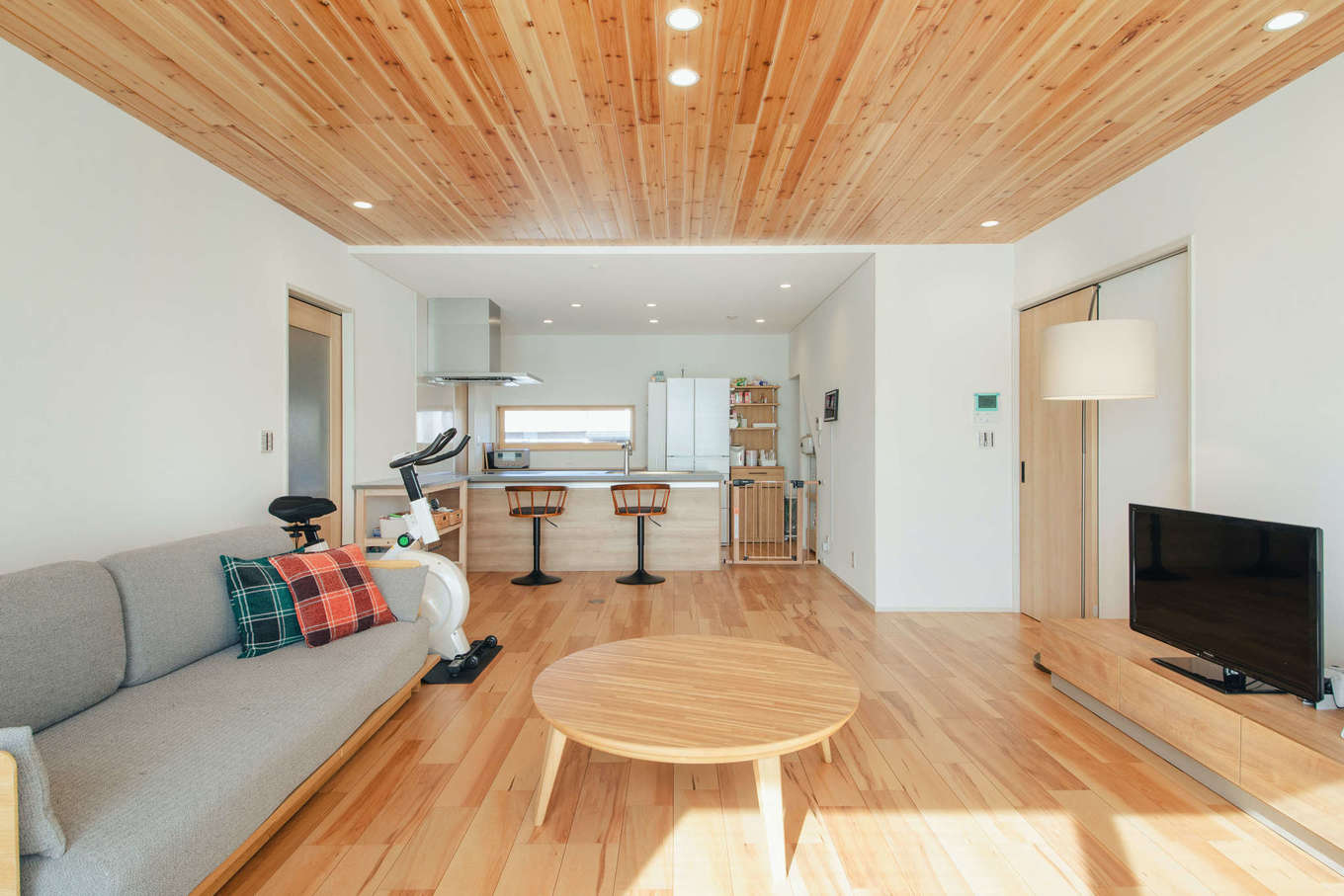 ナイスホーム【子育て、和風、間取り】木の心地良さを堪能できる18.5畳のLDK。窓辺に畳コーナーもあり、自然とみんなが集まる