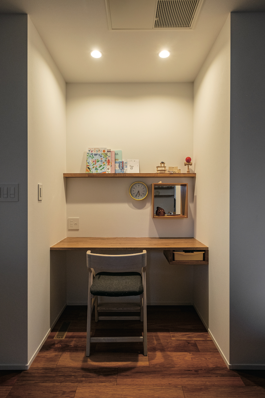 OWN RESORT HOME（オウンリゾートホーム）【1000万円台、デザイン住宅、インテリア】ダイニング横に設けた造作カウンターデスク。壁に囲まれた空間で集中して宿題に取り組める