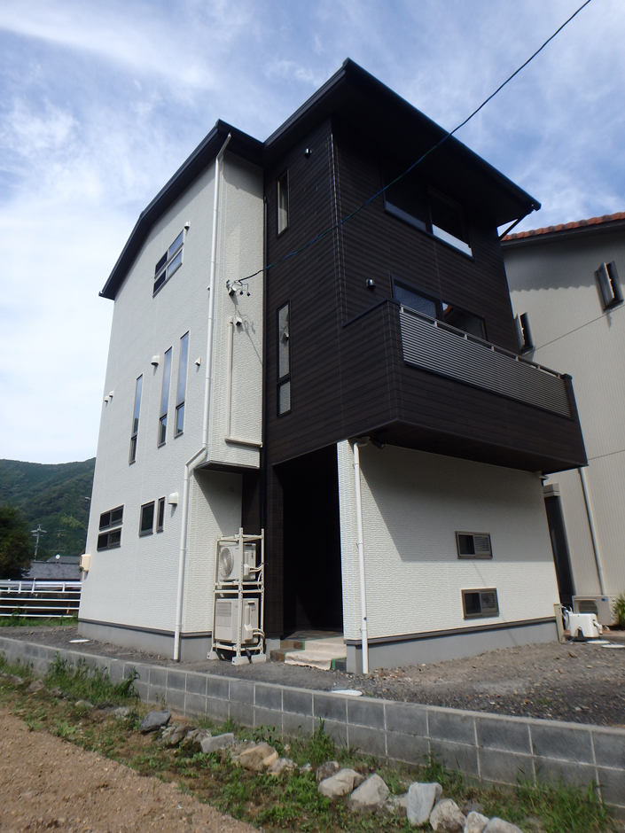 TDホーム静岡西 ウエストンホームズ【デザイン住宅、自然素材、間取り】土地の広さを活用するための三階建に。白と黒のコントラストは存在感を出しながらも威圧感を与えない