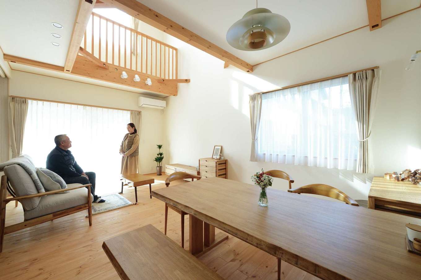 REIWA HOUSE（令和ハウス）【デザイン住宅、自然素材、省エネ】明るさと開放感に満たされた居心地のいいLDK。南北に長い敷地形状を考慮して、リビングに吹抜けと高窓を設け、十分な光を取り込めるよう設計されている。肌触りのいいフローリングは無垢のレッドパインで、経年変化も楽しめる