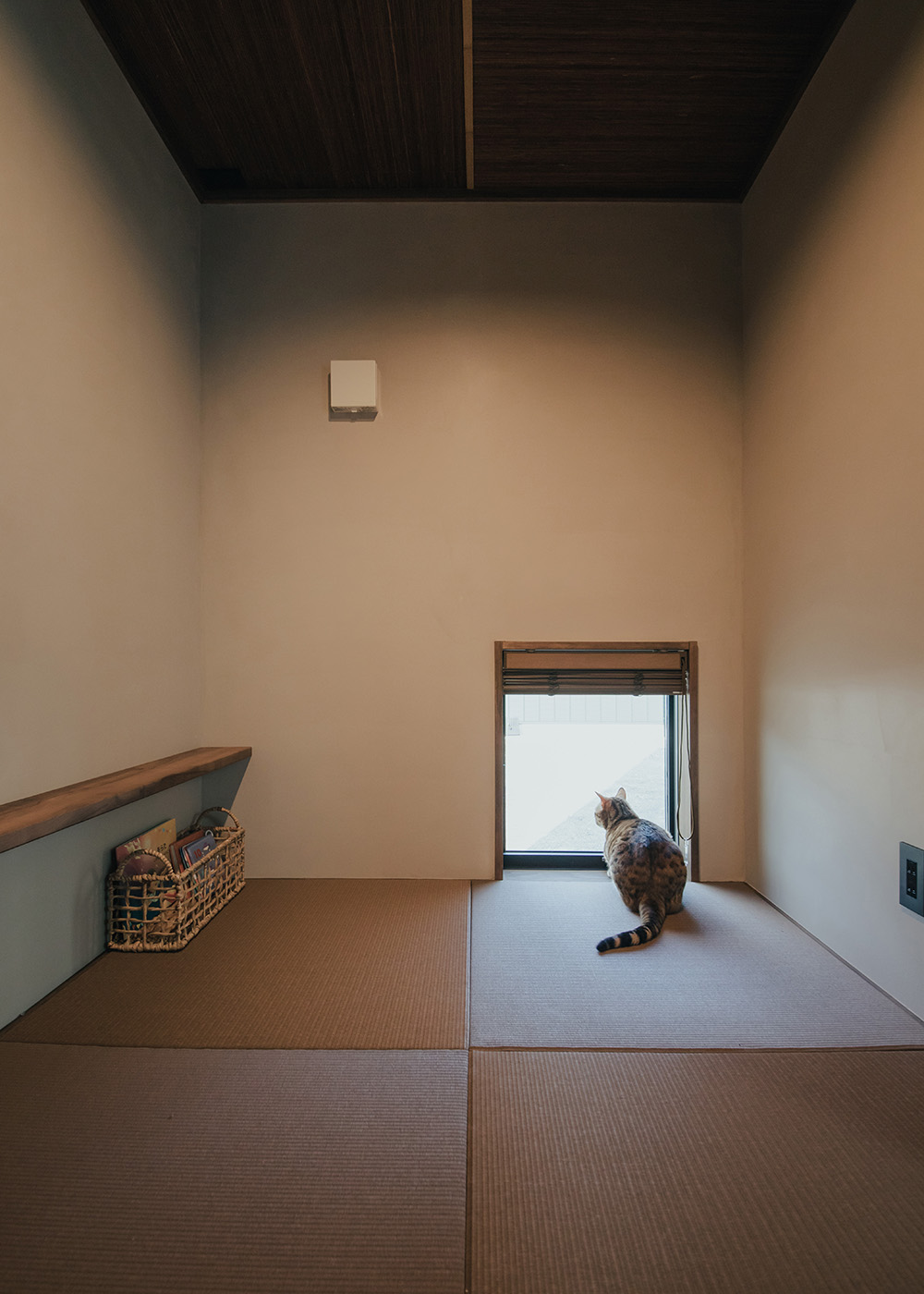 nattoku住宅【デザイン住宅、自然素材、間取り】ご主人がゲームを楽しんだり、赤ちゃんをお昼寝させたり、ユーティリティに使用できる小上がりの和室。ロールカーテンでリビングと仕切ることもできます。猫のミロもお気に入りの場所