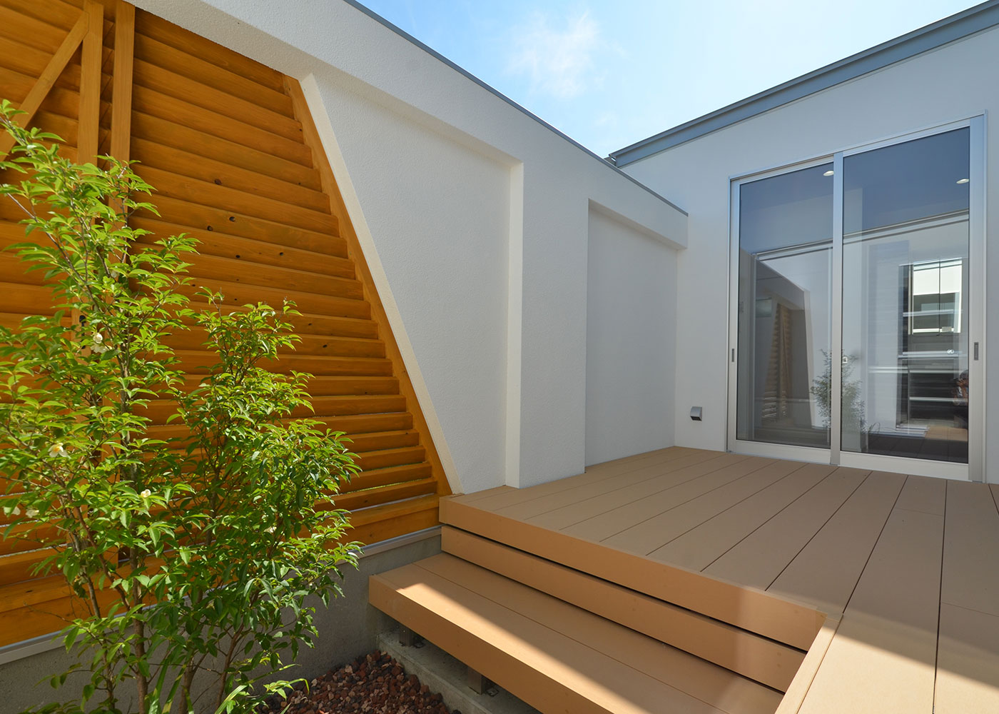Touch House（タッチハウス）【デザイン住宅、夫婦で暮らす、間取り】中庭はランドリールームからも数歩で出られる位置関係。効率的に家事がこなせる合理的な間取りだ