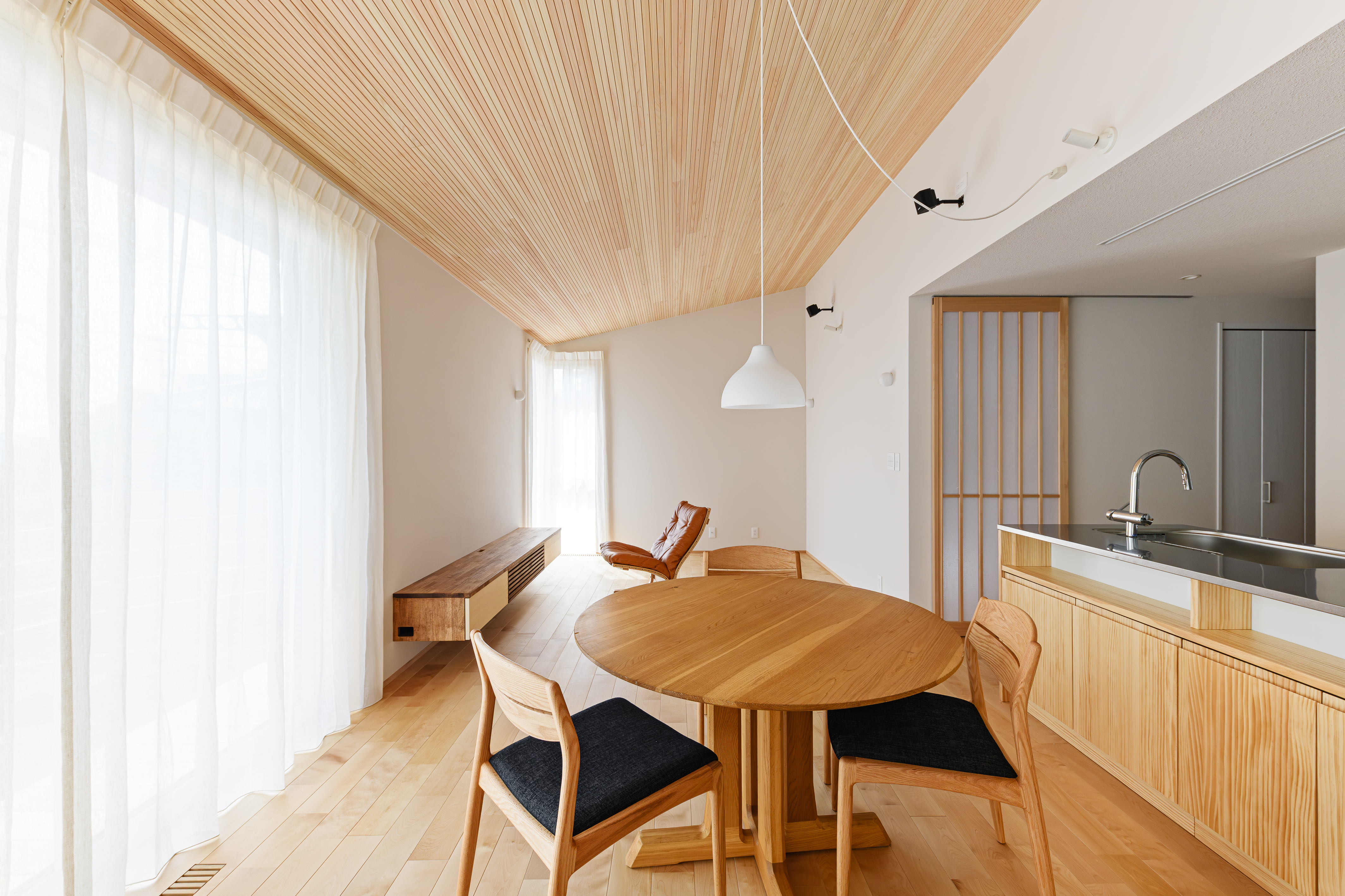 エムズアソシエイツ｜勾配天井＋板張りを採用。