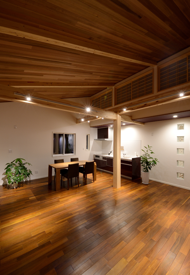 いつも仲良しで明るいIさん家族。思春期を迎えた長男も個室にこもることなく、リビングで家族と一緒に過ごすことが多いという