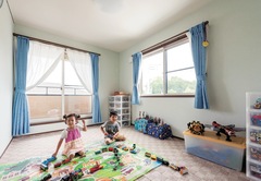 2階6畳の子ども部屋。クロスやフローリングは他の部屋と統一し、カーテンを差し色にした。個室ができて、大好きなおもちゃ遊びに夢中になることも